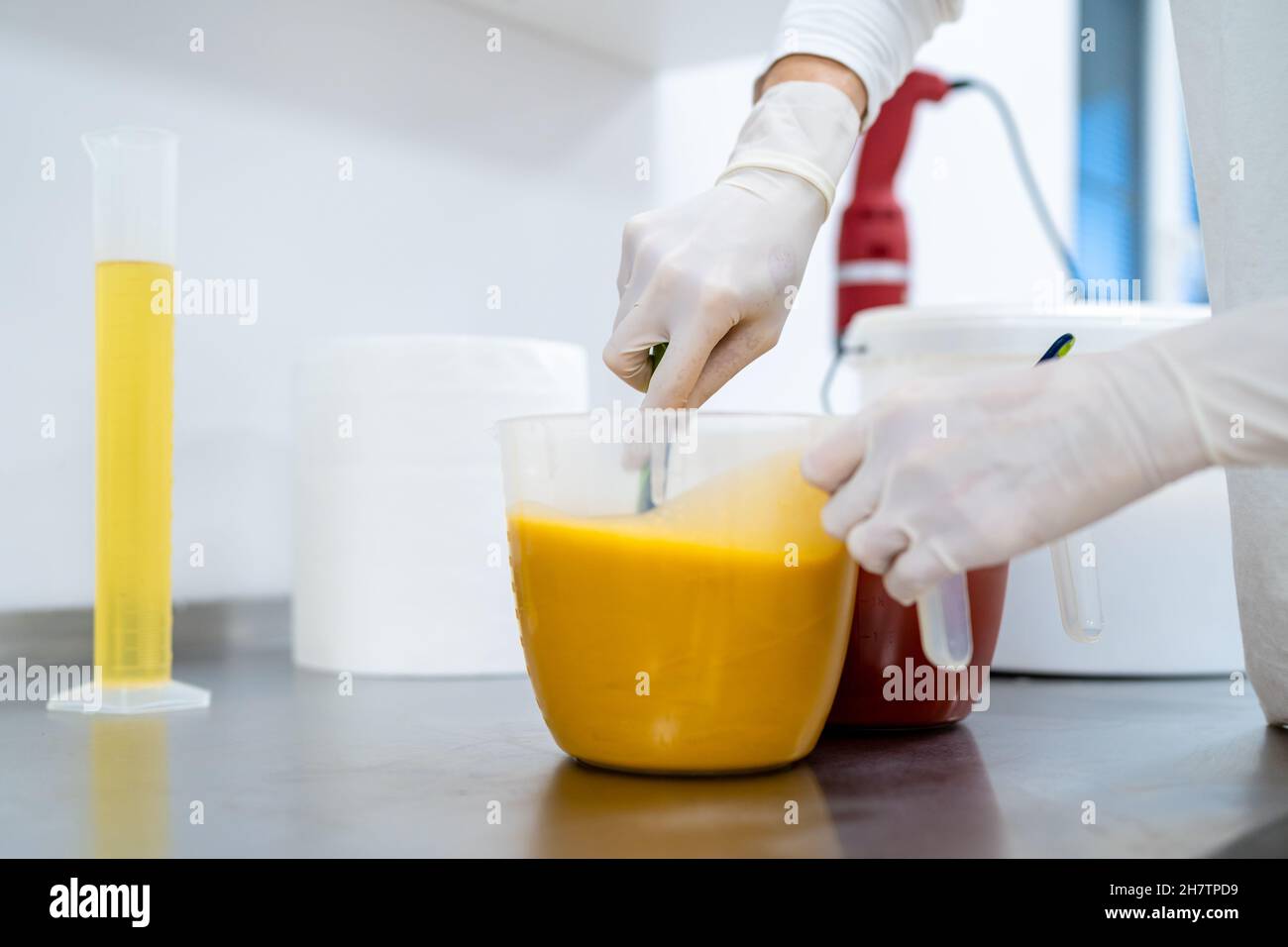 production manuelle de savon organique coloré en laboratoire Banque D'Images