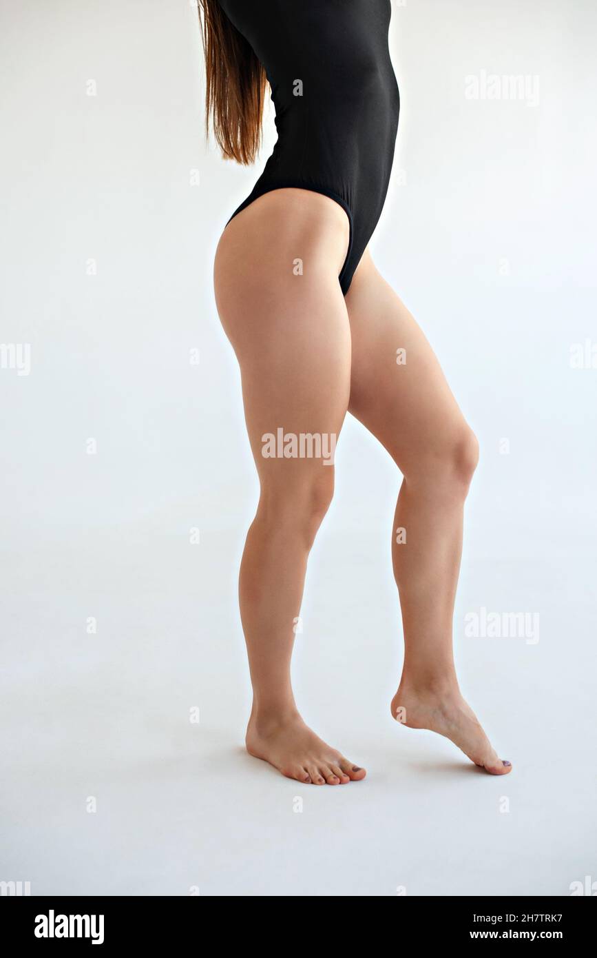 Des jambes féminines lisses sur fond blanc. Mockup pour un tatouage sur la cuisse ou la jambe inférieure. Banque D'Images