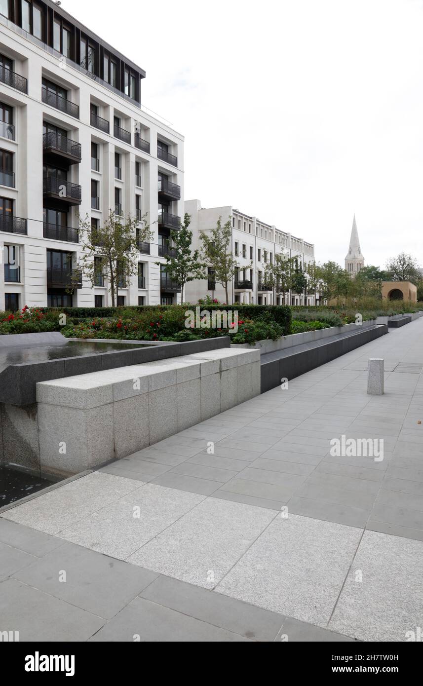 Vue sur Mulberry Square, Chelsea Barracks, jusqu'à l'église St Barnabas, Belgravia, Londres, Royaume-Uni Banque D'Images