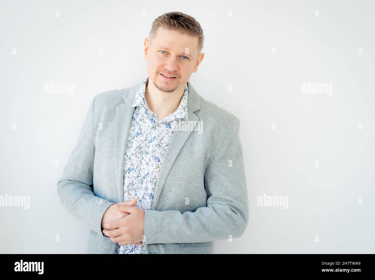 Magnifique homme portant une veste grise Banque D'Images