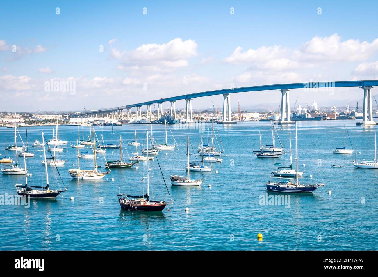 Front de mer de San Diego avec bateaux à voile - port de l'indutrial et pont de Coronado Banque D'Images