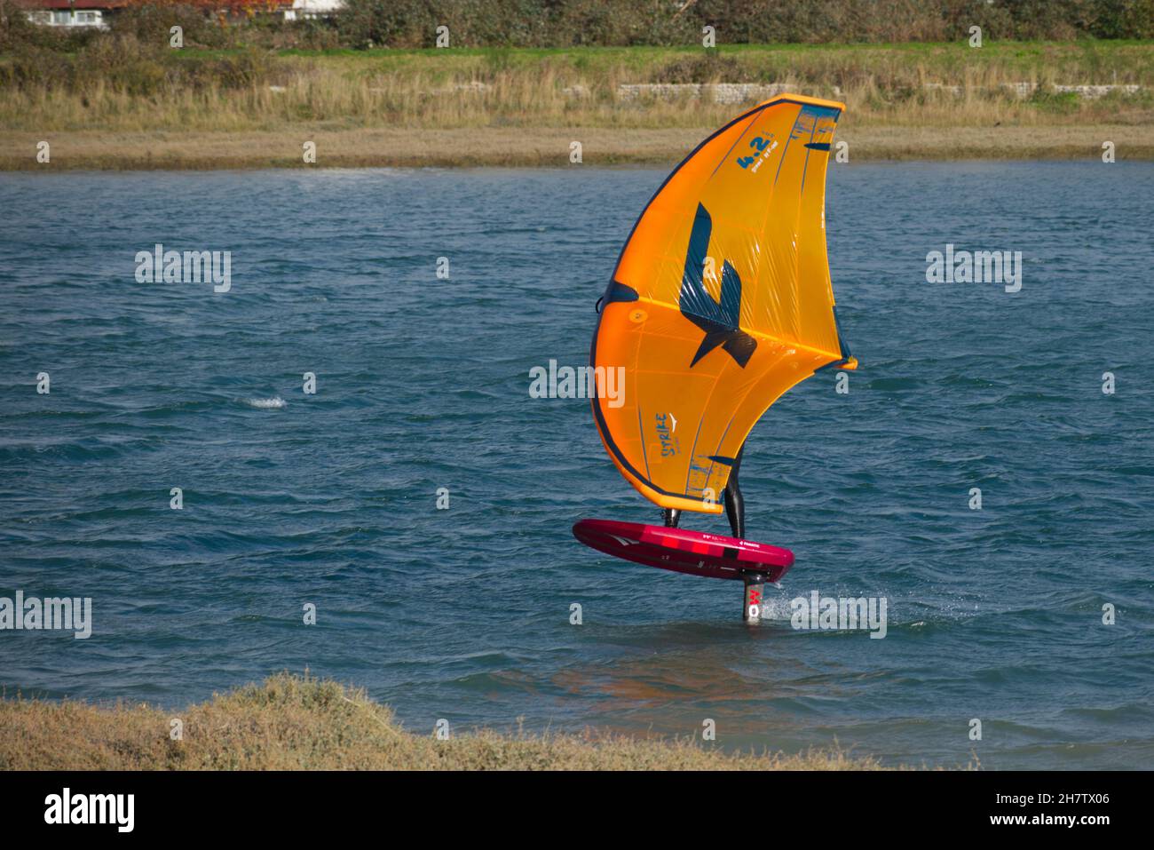 Personne windsurf déjouer sur la rivière Adur à Shoreham voyageant sur l'avion. Banque D'Images