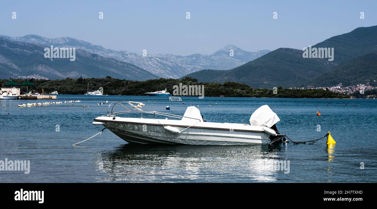 Bateau dans la mer Adriatique, Monténégro Banque D'Images