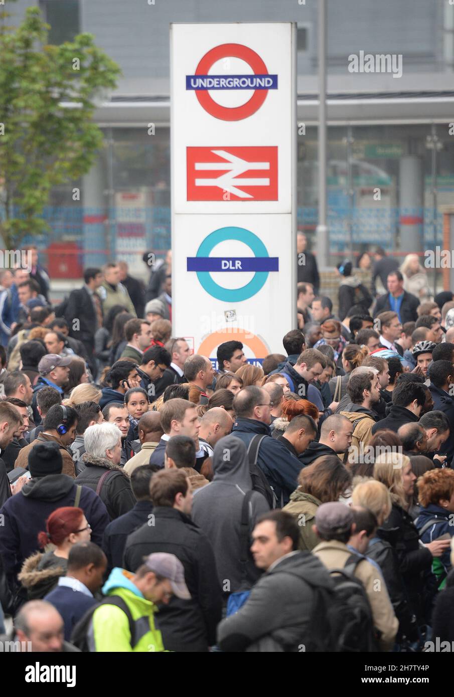 Photo du dossier datée du 29/4/2014, de navetteurs du métro de Stratford, du fond et de la station DLR à l'est de Londres, le premier jour d'une grève de 48 heures des travailleurs du métro de Londres au sujet de la fermeture des guichets.La gare a dépassé Waterloo en tant que gare ferroviaire la plus achalandée de la Grande-Bretagne d'année en mars.Date d'émission : jeudi 25 novembre 2021. Banque D'Images