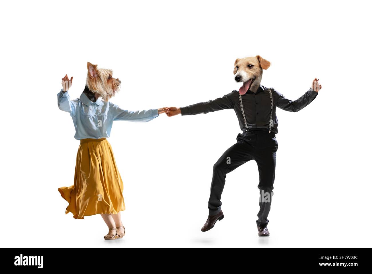 Portrait dynamique de danseurs élégants, de jeunes hommes et de femmes en tenue vintage, à tête de chien dansant balançoire isolée sur fond blanc.Image Banque D'Images