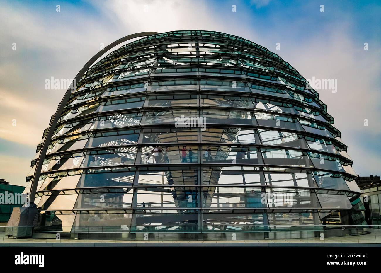 Superbe vue rapprochée du dôme en verre situé au sommet du Reichstag à Berlin, en Allemagne.Le dôme peut être atteint en montant deux... Banque D'Images