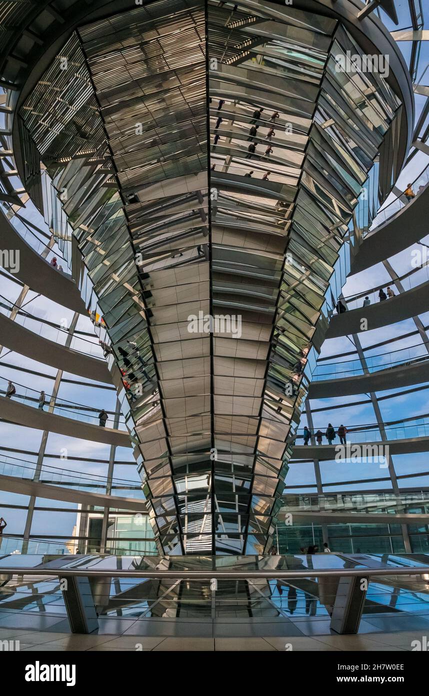 Belle vue rapprochée du cône en miroir au centre du dôme en verre du Reichstag qui dirige la lumière du soleil dans le bâtiment.Le dôme peut être... Banque D'Images