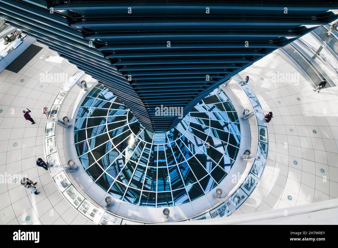 Vue panoramique pittoresque en grand angle de la structure futuriste de cône miroir, comme une fontaine colossale de miroirs, à l'intérieur du dôme en verre de... Banque D'Images