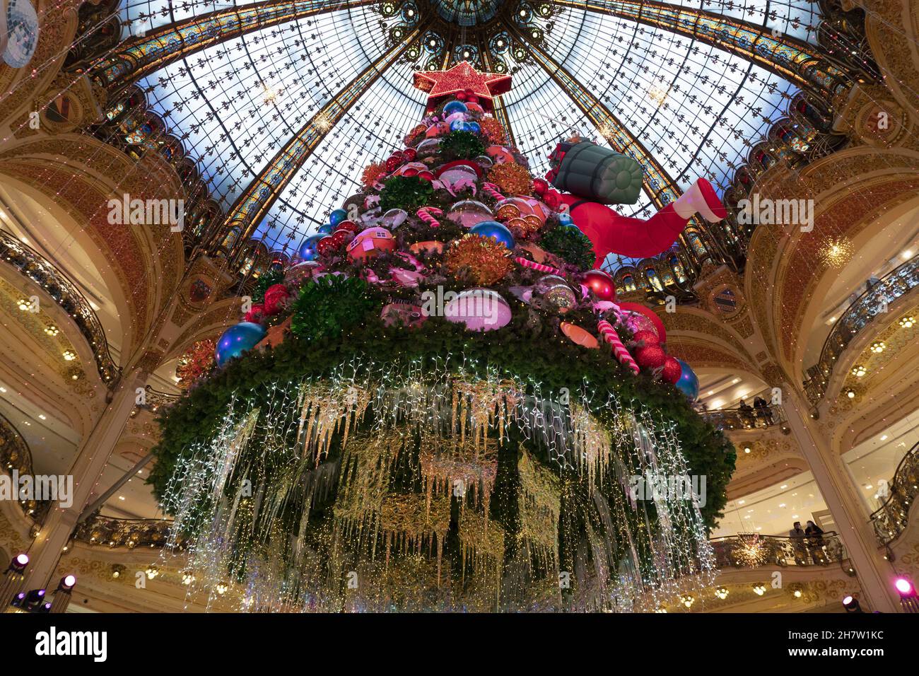 PARIS, FRANCE - 20 2021 NOVEMBRE - chaque année, à partir de la mi-novembre, un arbre de Noël géant est érigé au cœur des Galeries LAF Banque D'Images