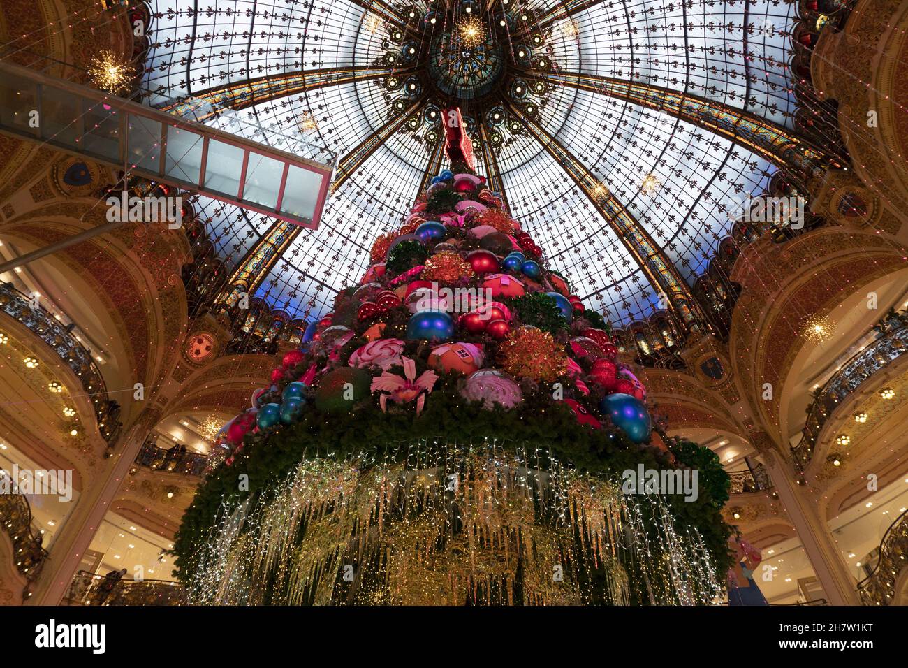 PARIS, FRANCE - 20 2021 NOVEMBRE - chaque année, à partir de la mi-novembre, un arbre de Noël géant est érigé au cœur des Galeries LAF Banque D'Images