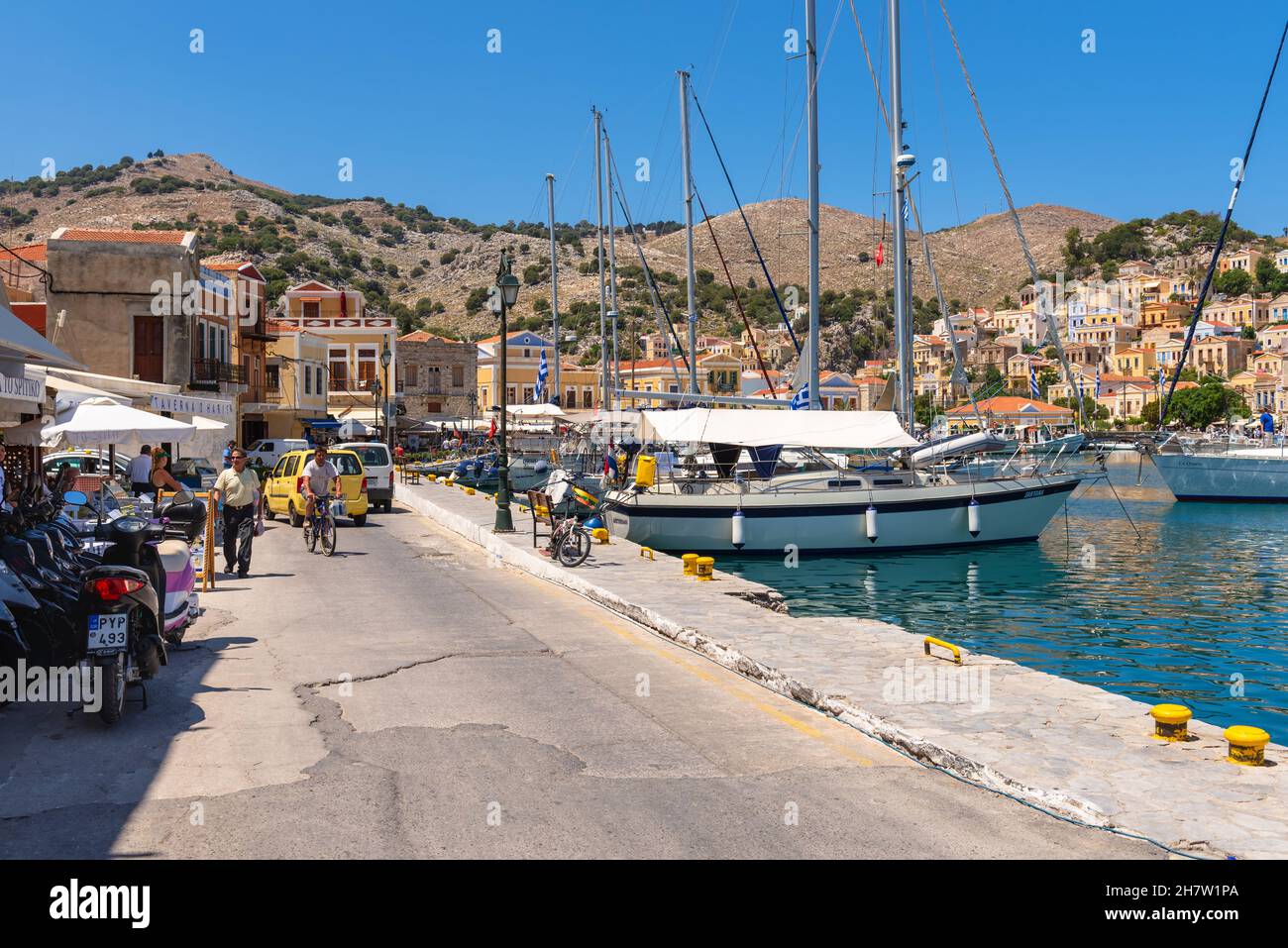 SYMI, GRÈCE - 15 mai 2018 : promenade du bord de mer dans le port de Symi Banque D'Images