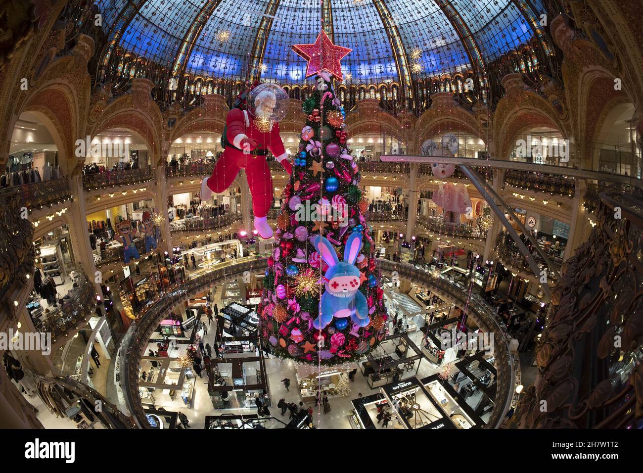 PARIS, FRANCE - 20 2021 NOVEMBRE - chaque année, à partir de la mi-novembre, un arbre de Noël géant est érigé au cœur des Galeries LAF Banque D'Images