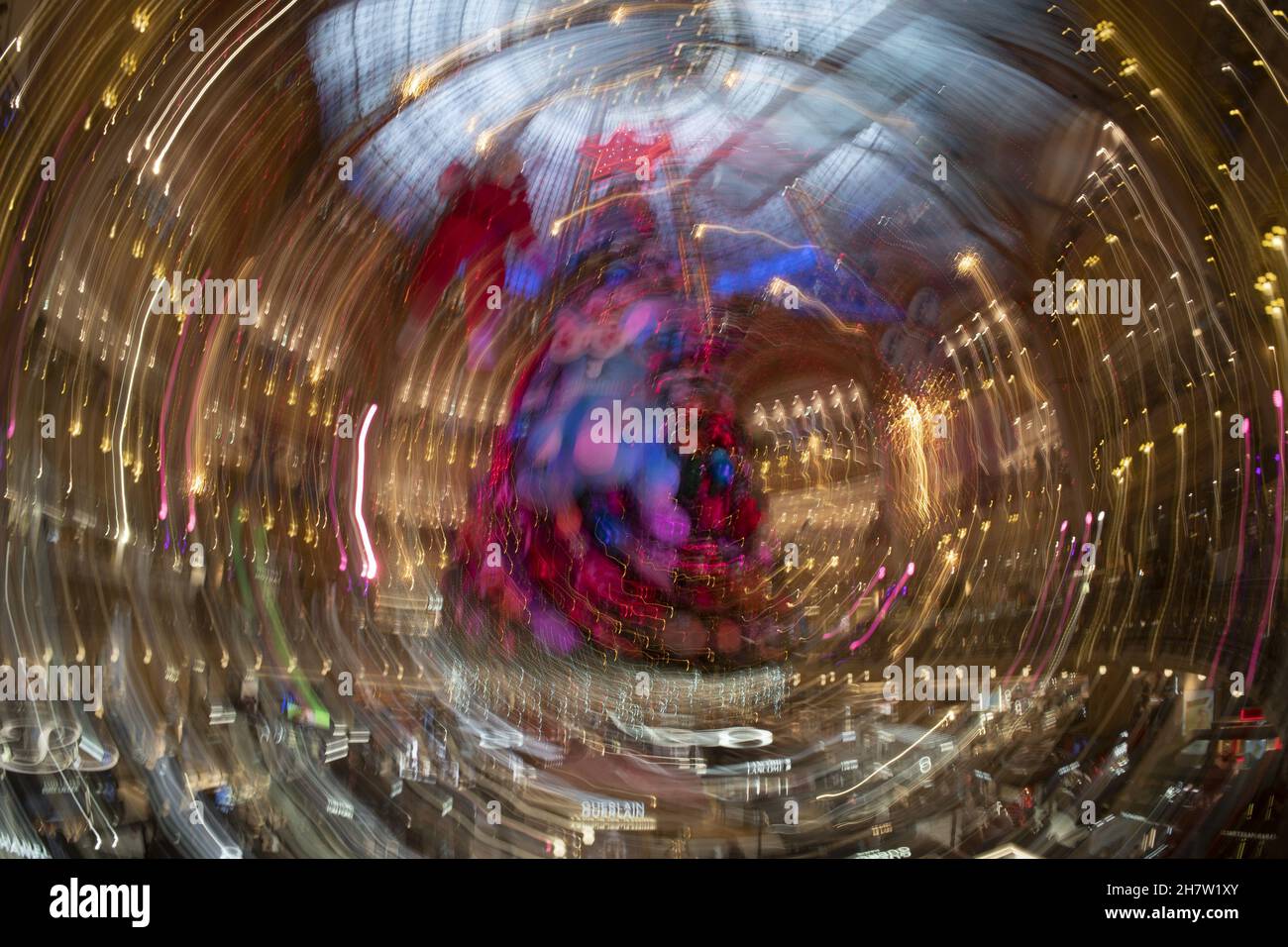 PARIS, FRANCE - 20 2021 NOVEMBRE - chaque année, à partir de la mi-novembre, un arbre de Noël géant est érigé au cœur des Galeries LAF Banque D'Images