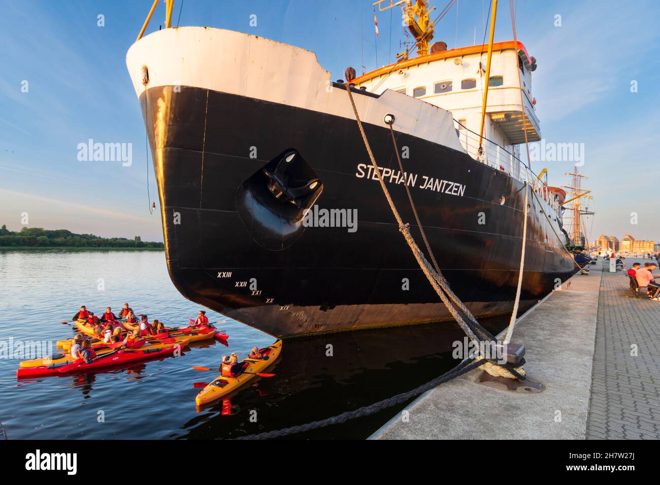 Rostock: Stadthafen (port de la ville), brise-glace de navire de musée 'Stephan Jantzen' (à droite), groupe de pagayeurs à Ostsee (mer Baltique), Mecklembourg-Poméranie-Occidentale, Banque D'Images