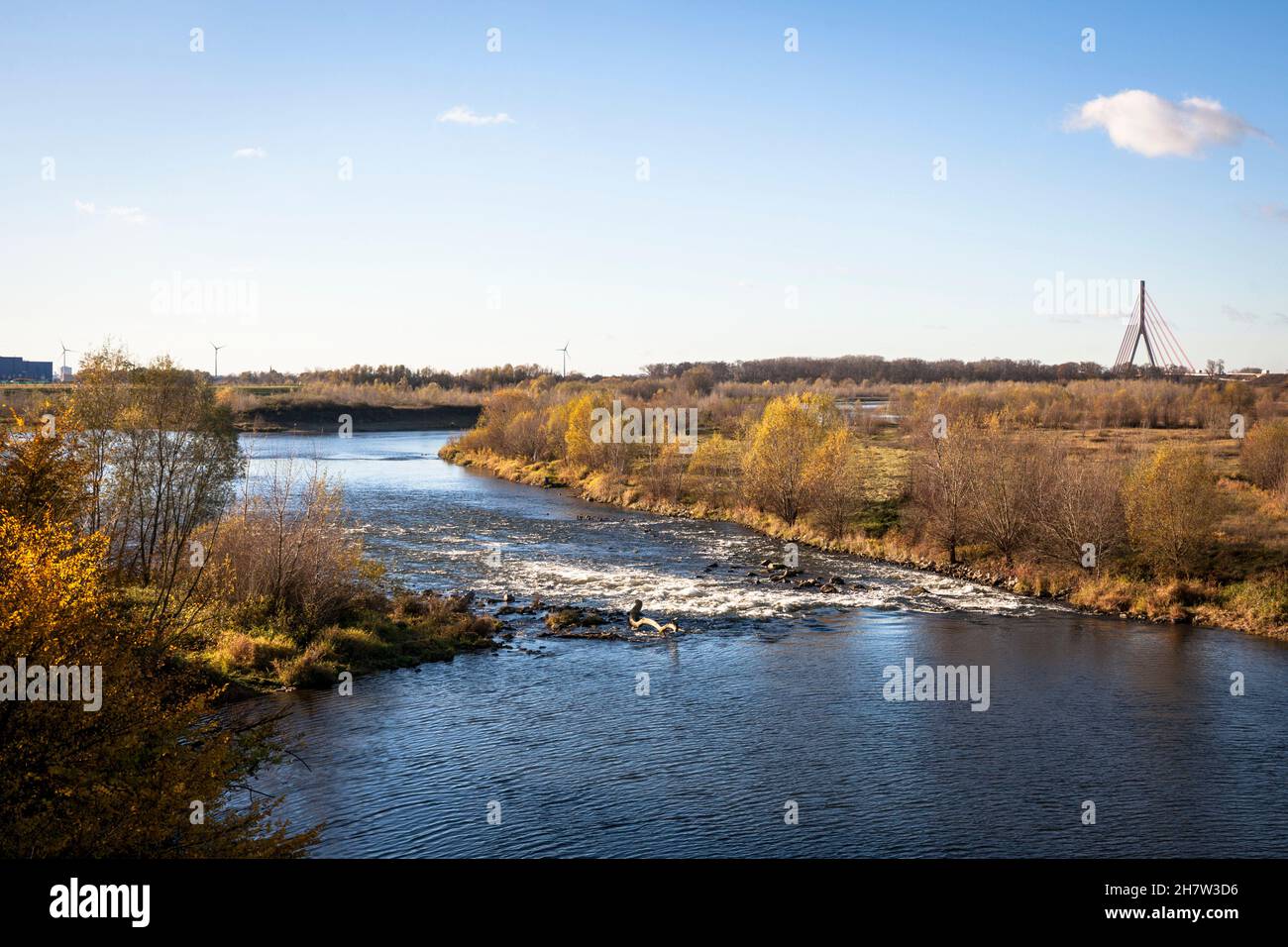 La rivière renaturalisée Lippe peu avant qu'elle ne s'écoule dans le Rhin près de Wesel, en arrière-plan le pont de Niederrheinbruecke, Wesel, Nord-Ouest du Rhin Banque D'Images