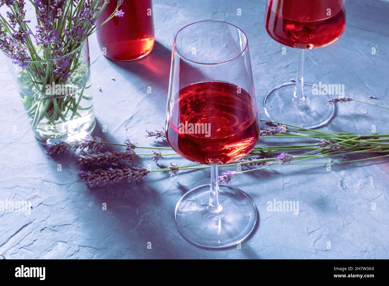 Verres à vin rose et fleurs de lavande, dégustation des vins de Provence, une belle vie Banque D'Images