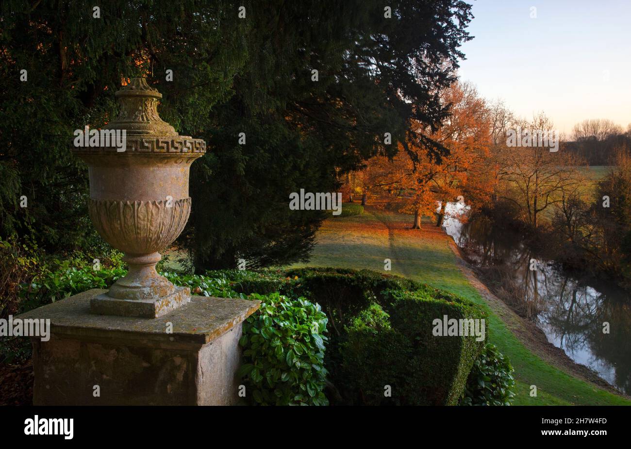 Urn ornementale et vue sur les jardins paysagers à la rivière cherwell à Rousham House, Oxfordshire, Angleterre Banque D'Images