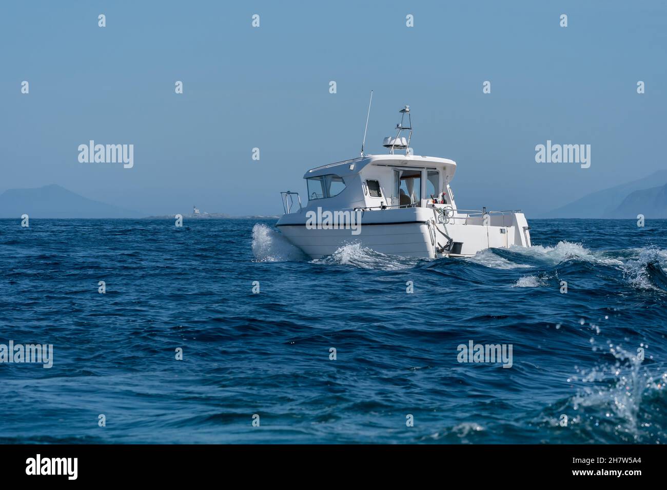 RUNDE, NORVÈGE - 2020 JUIN 19.Bateau blanc pour la pêche sportive. Banque D'Images