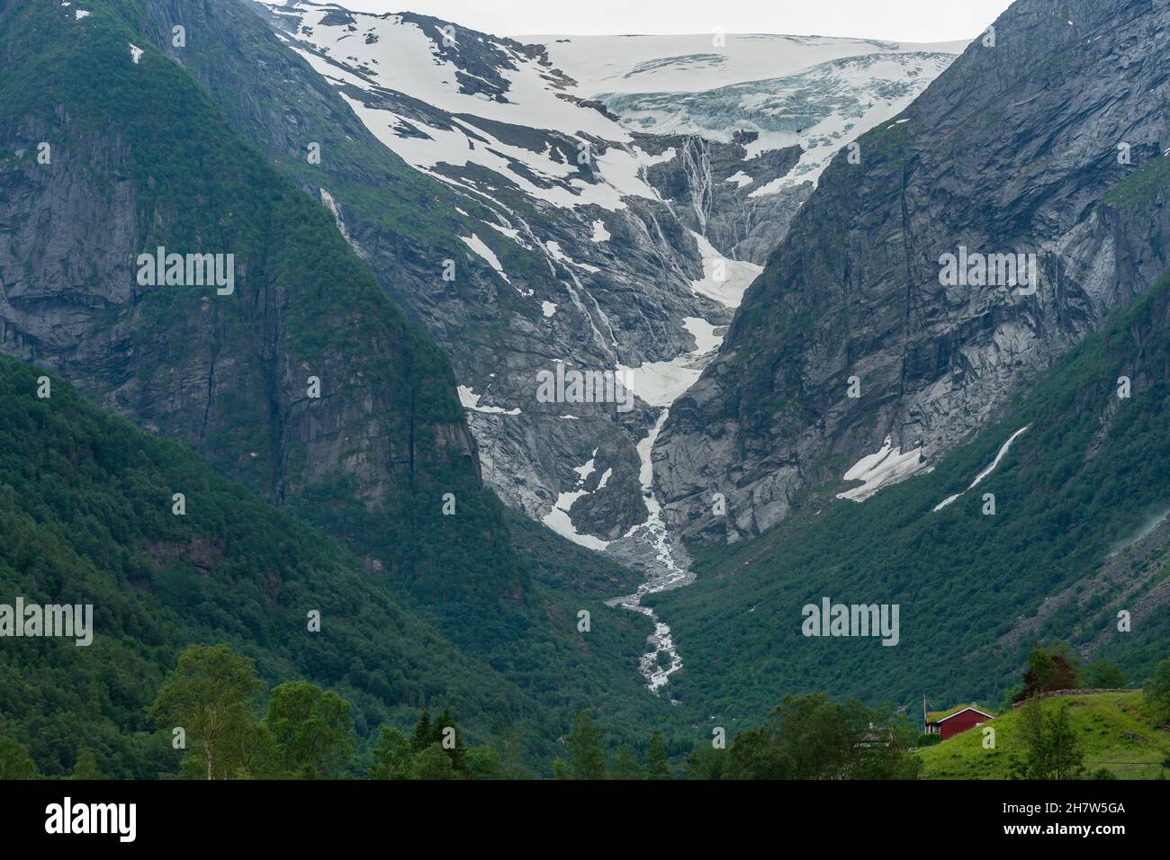 LOEN, NORVÈGE - 2020 JUIN 20. Vue sur le glacier de Briksdalsbreen en Norvège Banque D'Images