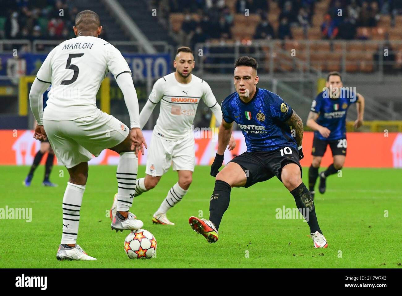 Milan, Italie.24 novembre 2021.Lautaro Martinez (10) d'Inter vu lors du match de la Ligue des champions de l'UEFA entre Inter et Shakhtar Donetsk à Giuseppe Meazza à Milan.(Crédit photo : Gonzales photo/Alamy Live News Banque D'Images