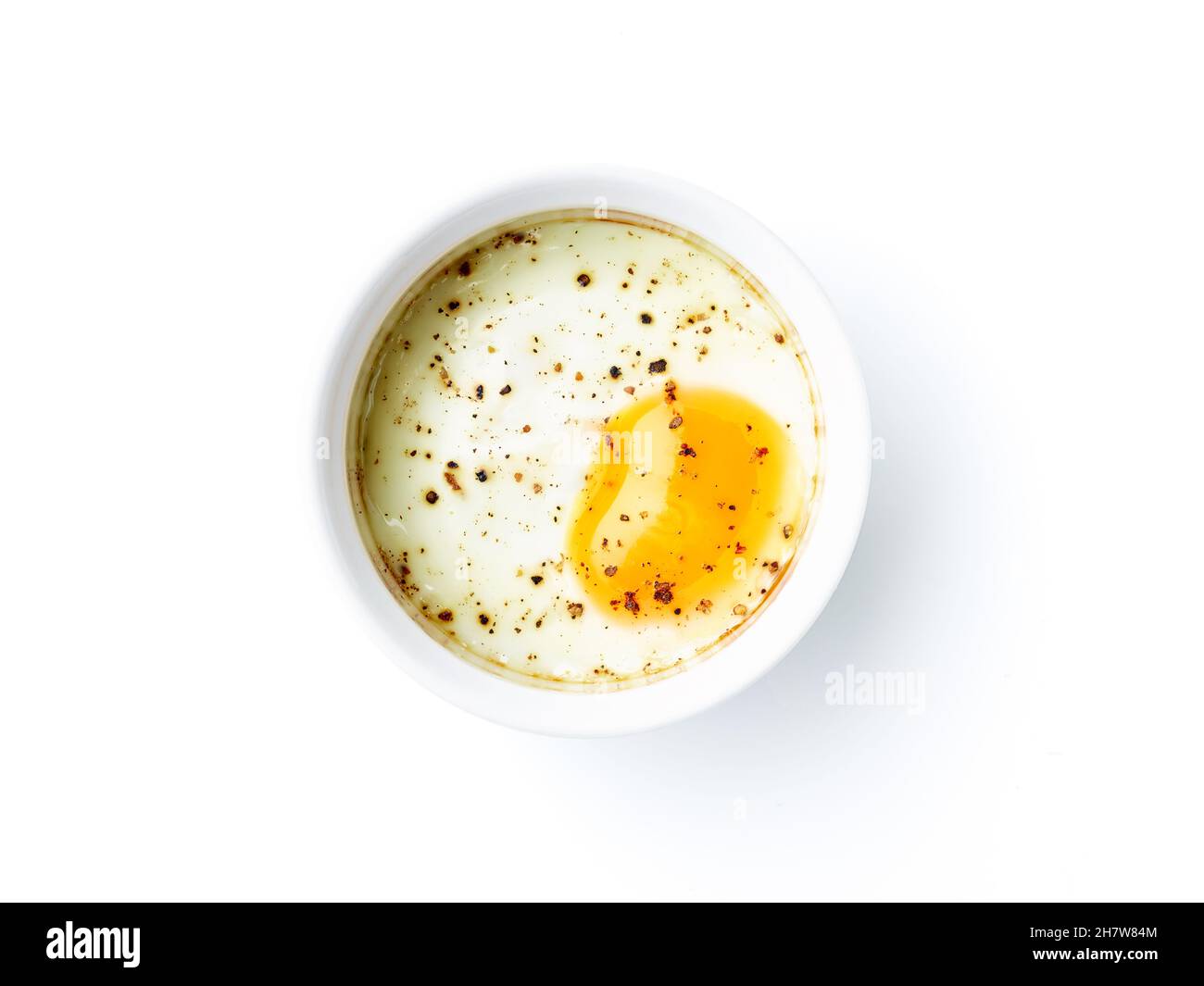 Œuf cuit isolé sur fond blanc, vue du dessus Banque D'Images