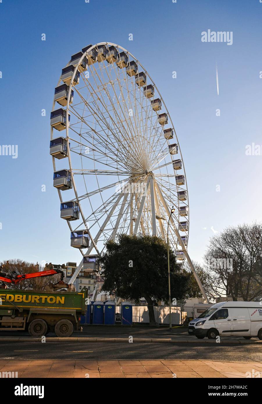 Brighton Royaume-Uni 25 novembre 2021 - Une grande roue de ferris a été érigée dans la vieille Steine Brighton qui doit faire partie du Festival de Noël de Brighton cette année : crédit Simon Dack / Alamy Live News Banque D'Images