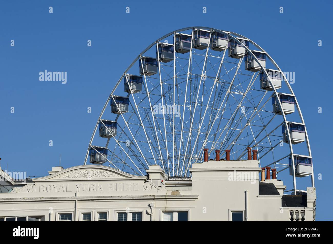 Brighton Royaume-Uni 25 novembre 2021 - Une grande roue de ferris a été érigée dans la vieille Steine Brighton qui doit faire partie du Festival de Noël de Brighton cette année : crédit Simon Dack / Alamy Live News Banque D'Images