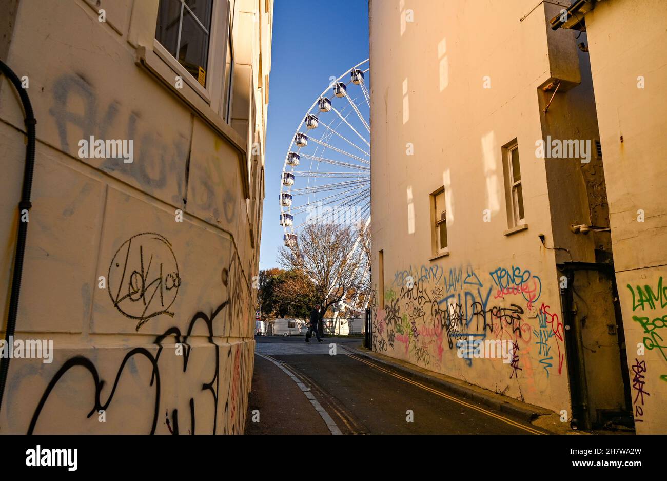 Brighton Royaume-Uni 25 novembre 2021 - Une grande roue de ferris a été érigée dans la vieille Steine Brighton qui doit faire partie du Festival de Noël de Brighton cette année : crédit Simon Dack / Alamy Live News Banque D'Images