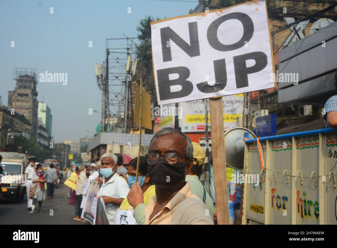 25 novembre 2021, Kolkata, Bengale-Occidental, Inde: Les gens se réunissent pour protester contre le projet de loi de l'agriculteur, pas de NRC et pas de CAA..les gens faisant la chaîne humaine à démontrer.Les enfants participent à ce rallye.Les gens célèbrent également l'anniversaire de la manifestation des agriculteurs.(Credit image: © Rahul Sadhukhan/Pacific Press via ZUMA Press Wire) Banque D'Images