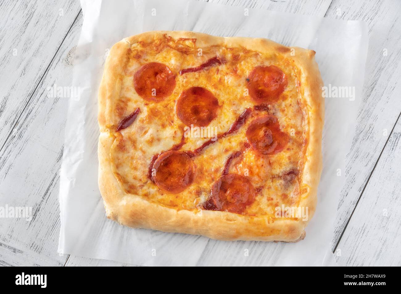 Pizza de style Detroit sur le papier de cuisson Banque D'Images