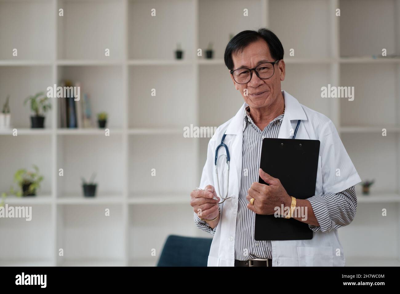 Portrait asiatique homme médecin senior hôpital clinique médicale médecine soins de santé. Banque D'Images