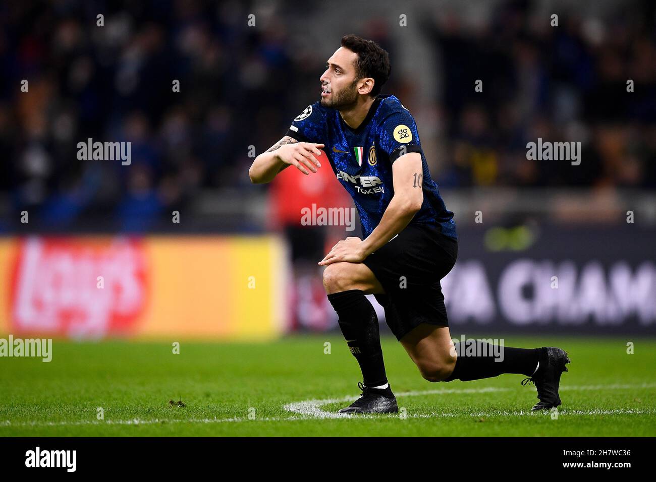 Milan, Italie.24 novembre 2021.Hakan Calhanoglu du FC Internazionale réagit lors du match de football de l'UEFA Champions League entre le FC Internazionale et le FC Shakhtar Donetsk.Credit: Nicolò Campo/Alay Live News Banque D'Images