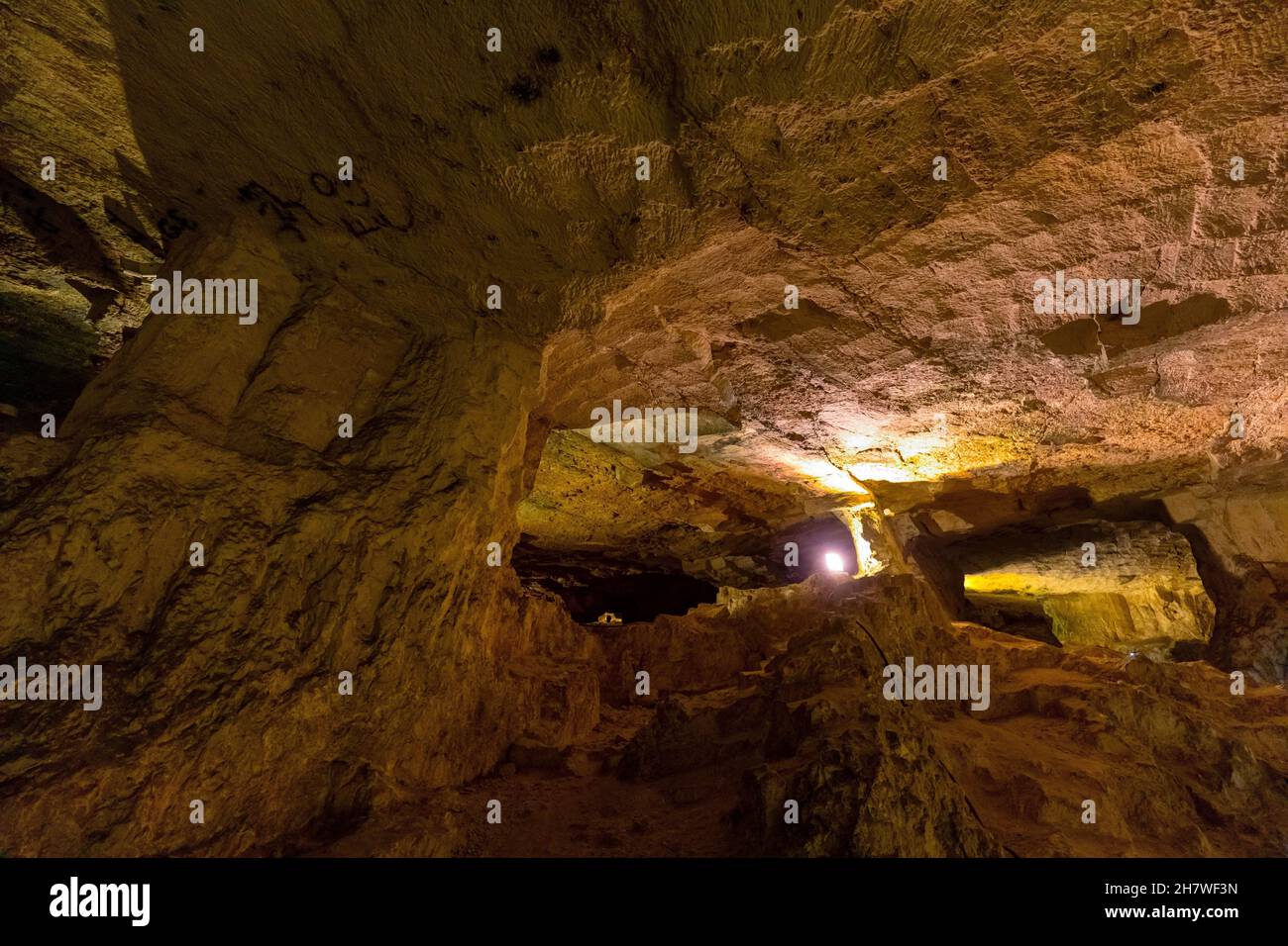 Jérusalem, Israël - 14 octobre 2017 : colonnes de soutien monumentales de chambres et de passages dans la grotte de Zedekiah - les carrières du roi Salomon - sous l'ancien Banque D'Images