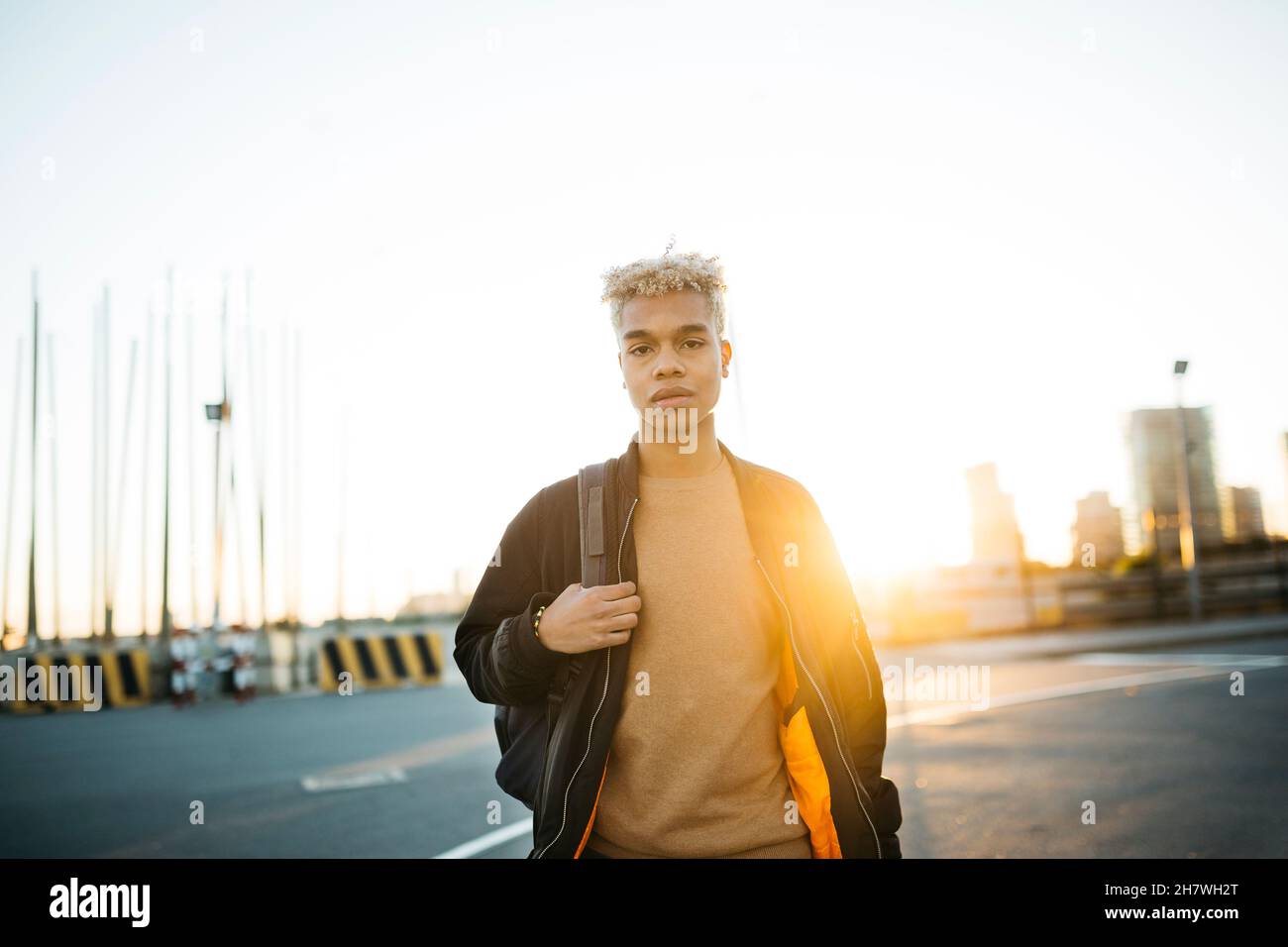 Portrait d'un jeune homme latino-américain marchant sur un paysage urbain Banque D'Images