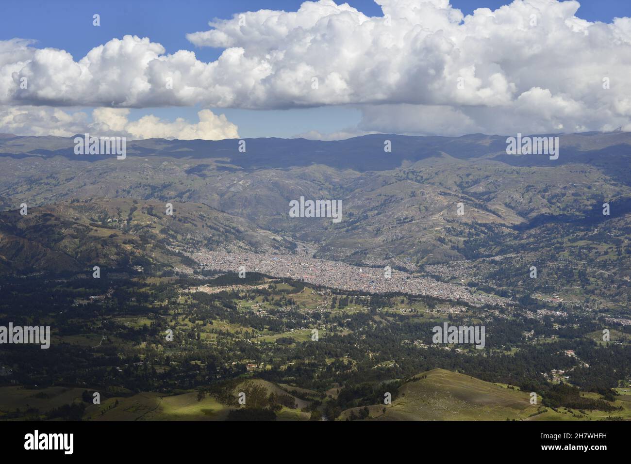 Ville de Huaraz vue depuis le chemin de Laguna Ahuac, Cordillera Blanca, Pérou Banque D'Images