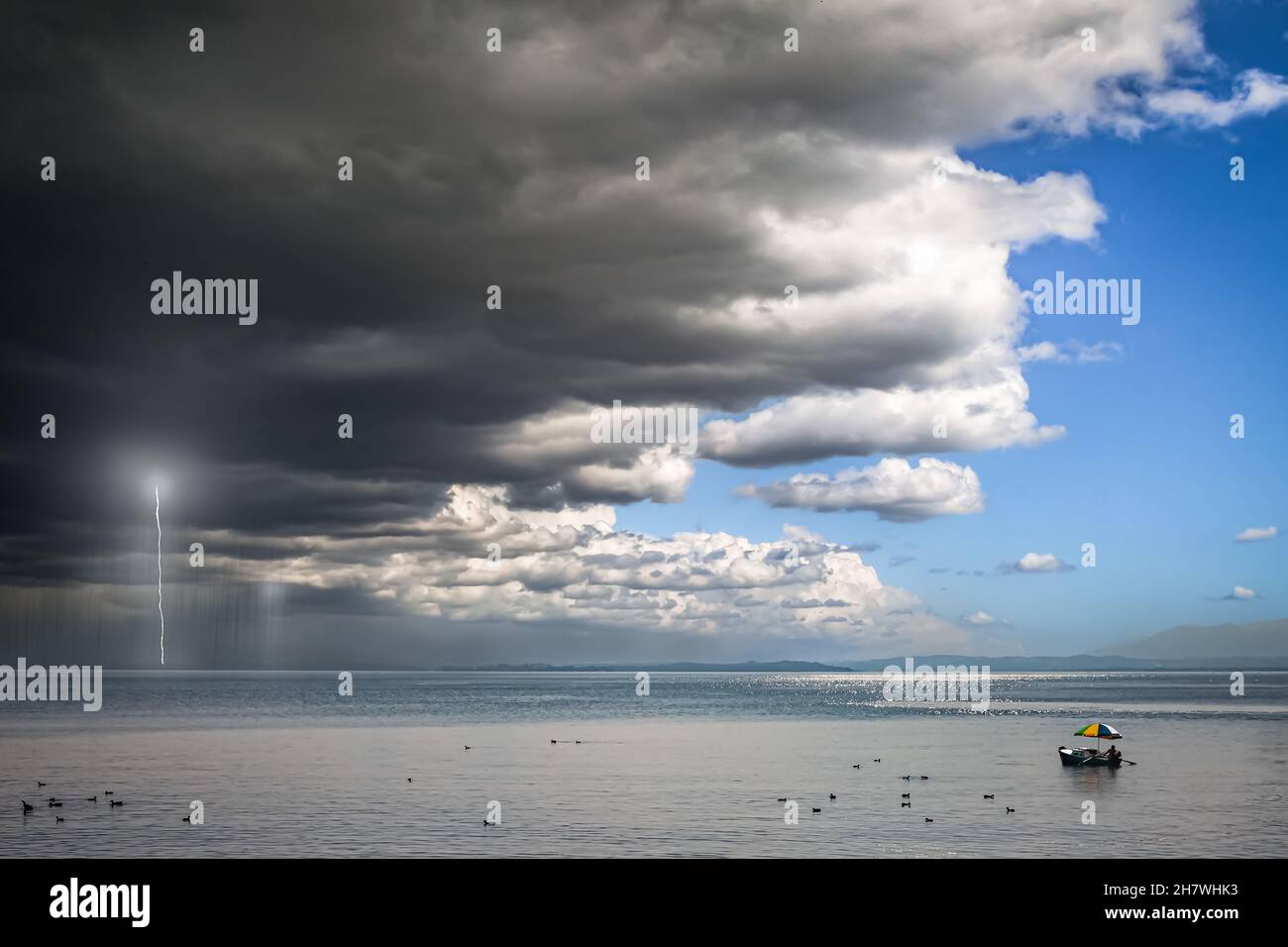 Approche de Storm Front au-dessus d'un lac avec un bateau Banque D'Images