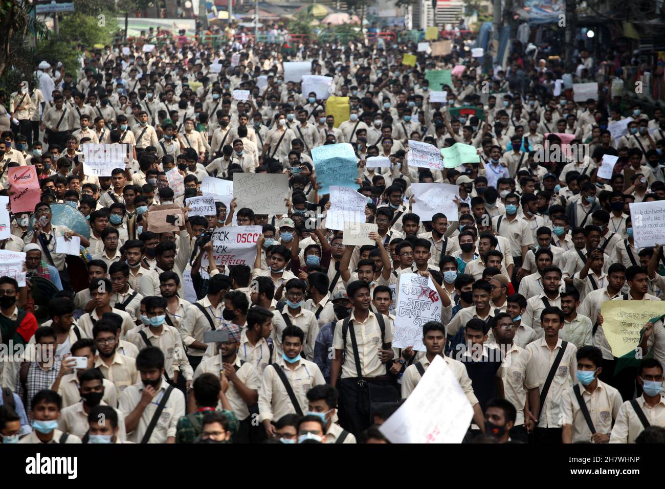 Des étudiants de différents établissements d'enseignement ont poursuivi leurs manifestations pour la deuxième journée à Dhaka pour réclamer la sécurité sur les routes à la suite du décès d'un étudiant du Collège notre-Dame dans un accident.Nayeem Hasan, étudiant en deuxième année du collège, a été tué dans un accident de la route le 25 novembre 2021, à Dhaka, au Bangladesh.Photo de Habibur Rahman/ABACAPRESS.COM Banque D'Images