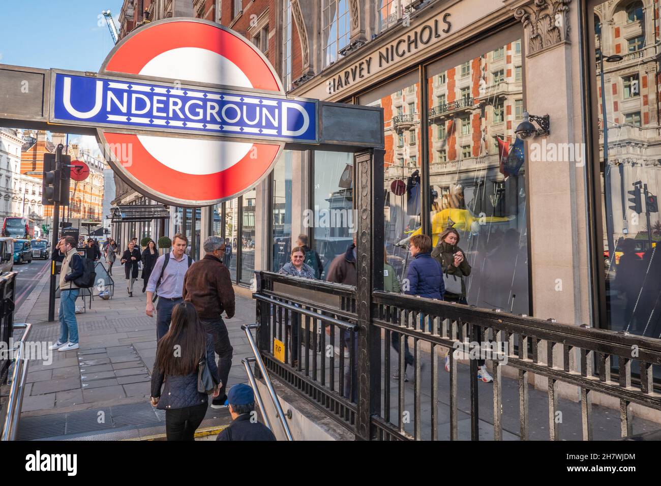 West End Shopping.Les amateurs de shopping se trouvent dans le quartier commerçant de Kensington à Londres, avec le célèbre panneau circulaire du métro de Londres et le magasin Harvey Nichols visible. Banque D'Images