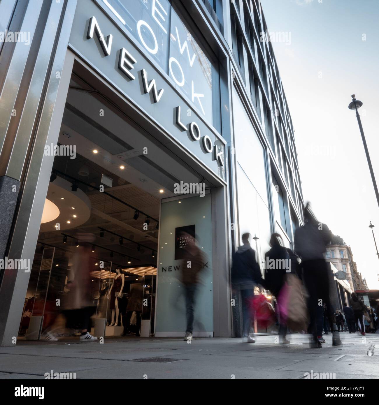Nouveau magasin de mode, Oxford Street, Londres.Les amateurs de shopping passent devant l'entrée du magasin de mode High Street dans le quartier commerçant animé de Londres. Banque D'Images