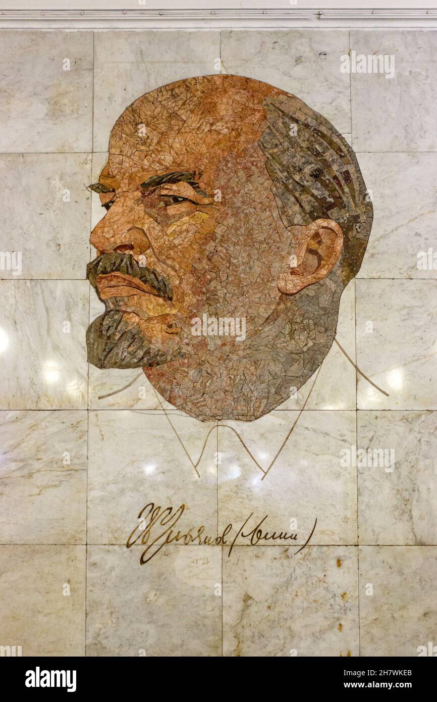 Portrait en mosaïque de Lénine à l'intérieur d'une station de métro à Moscou, Russie, Europe Banque D'Images