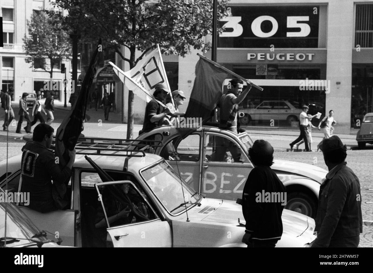 Une procession des fans de Béziers à l'occasion de la victoire dans le championnat de rugby.En 1978, selon la tradition établie, l'équipe a remporté le deuxième titre de champion de suite — la finale de Paris avec Montferrand s'est terminée avec un grand score (31:9).Champs-Elysées, Paris ; France, 1978 Banque D'Images