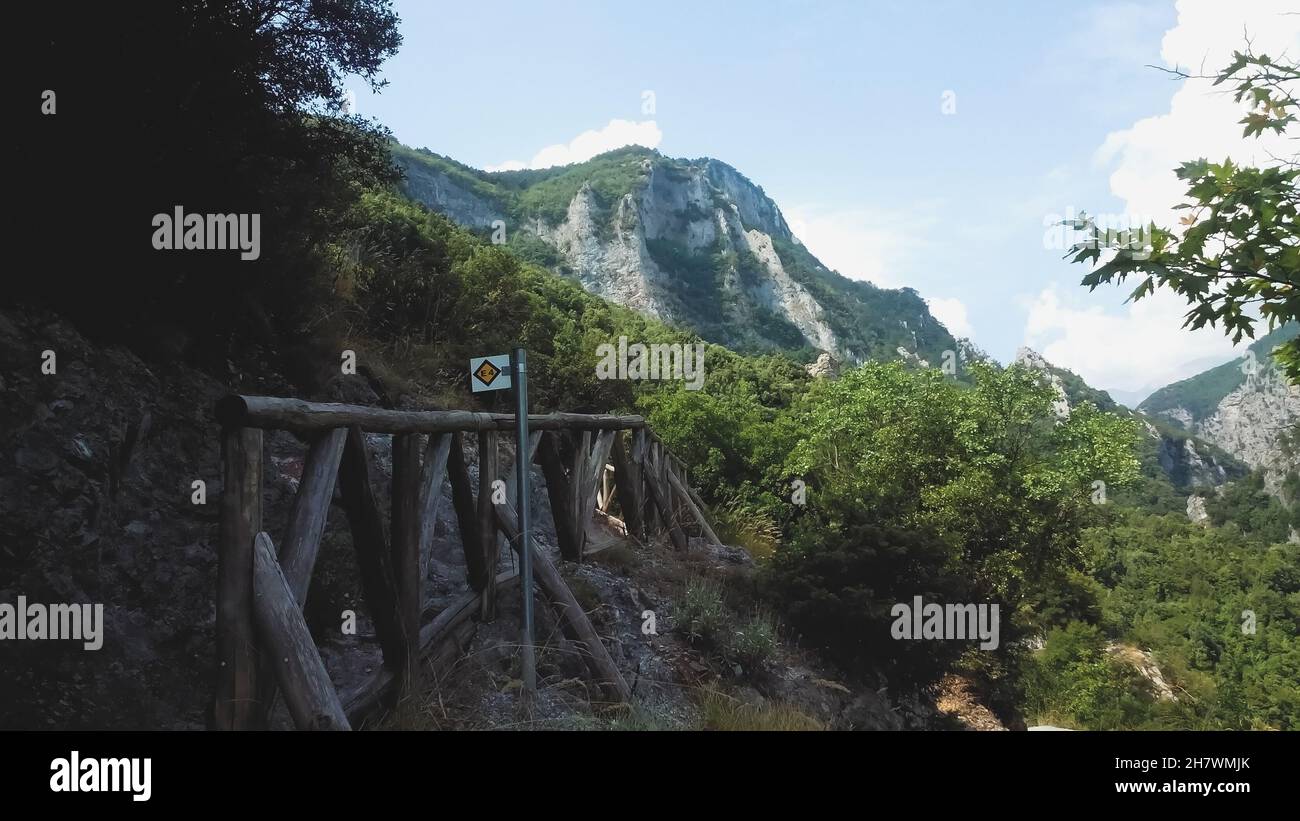 Sentier de randonnée pour les promenades dans les montagnes de l'Olympe système de montagne en Grèce. Banque D'Images Sentier de randonnée pour les promenades dans les montagnes de l'Olympe système de montagne en Grèce. Banque D'Images