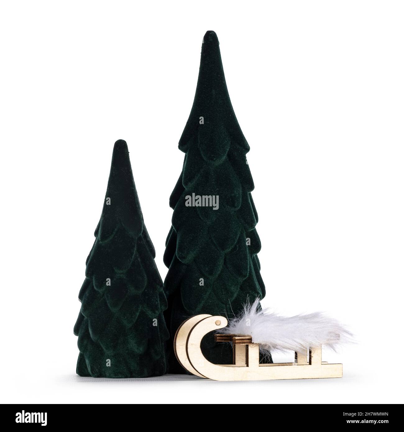 Encore la vie de faux arbre en forme de décoration de velours et petit traîneau en bois.Isolé sur un fond blanc. Banque D'Images
