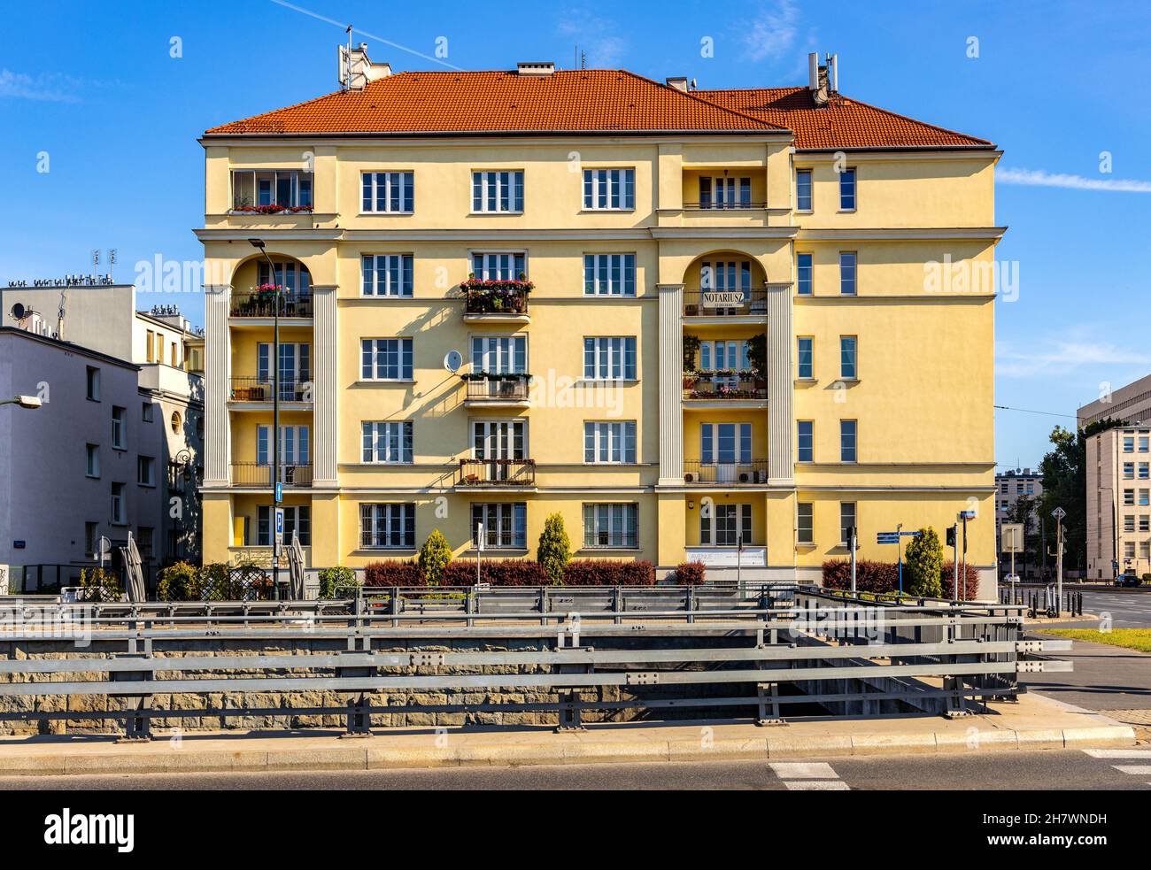 Varsovie, Pologne - 26 juillet 2020 : quartier du centre-ville de Srodmiescie à la jonction de la rue Aleja Niepodleglosci et de la rue Wawelska avec alNiepodleglosci 217 h Banque D'Images