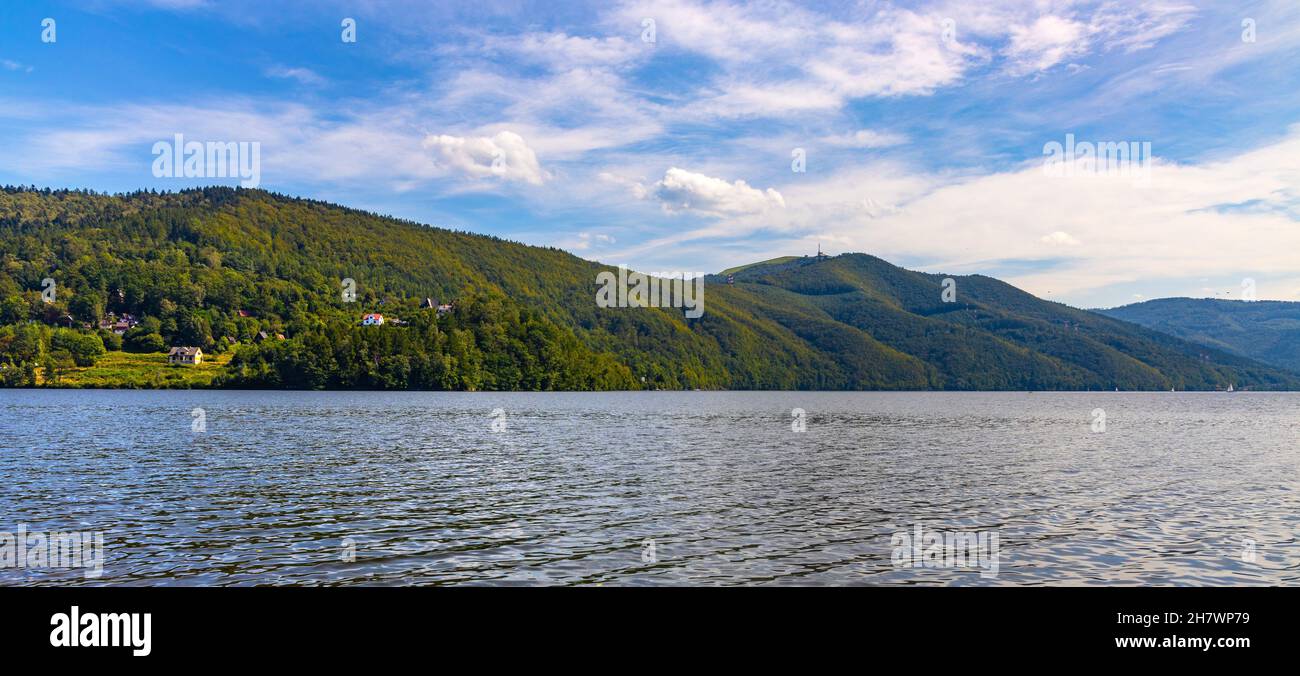 Vue panoramique sur le lac Miedzybrodzkie et les montagnes Beskidy avec la montagne Gora ZAR près de Zywiec dans la région de Silésie en Pologne Banque D'Images