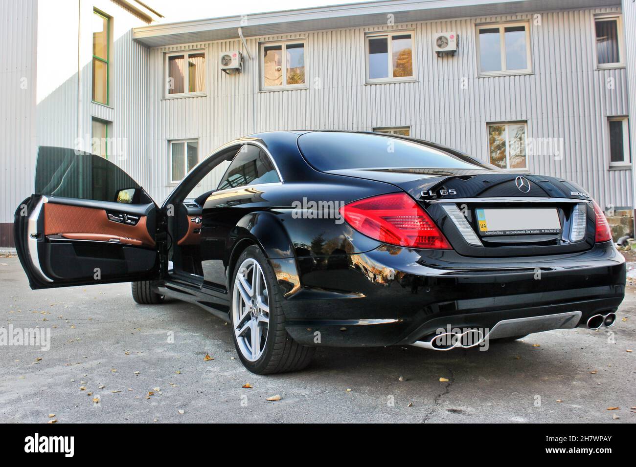 Kiev, Ukraine - 15 octobre 2014: Mercedes-Benz CL 65 AMG V12 Biturbo sur le  fond du bâtiment Photo Stock - Alamy
