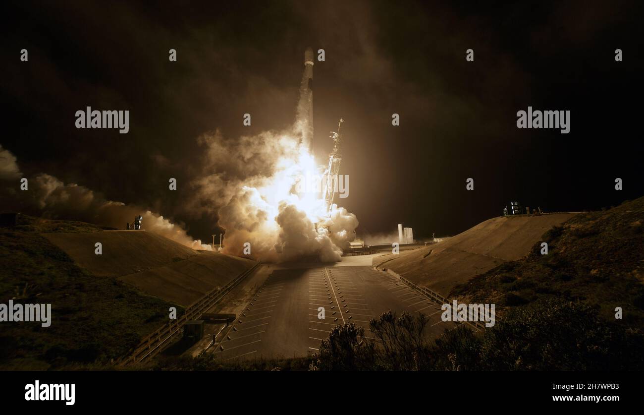 BASE SPATIALE DE VANDENBURG, CALIFORNIE, États-Unis - 23 novembre 2021 - la fusée SpaceX Falcon 9 est lancée avec le test de redirection des astéroïdes doubles, ou DA Banque D'Images