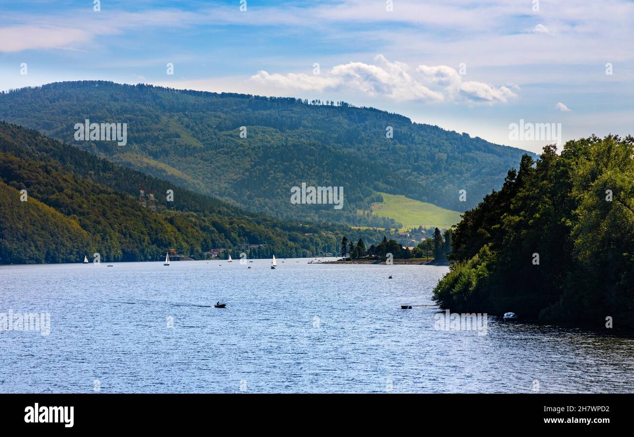 Vue panoramique sur le lac Miedzybrodzkie et les montagnes Beskidy avec la montagne Gora ZAR près de Zywiec dans la région de Silésie en Pologne Banque D'Images