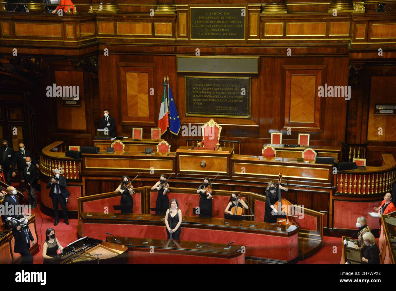 Palazzo Madama, Senato, Roma, Italie, novembre 25,2021, l'Orchestre des femmes siciliennes dans la salle du Sénat pendant &#34; non à la violence, le cri des femmes&#34;.L'événement souhaité par le Président Casellati à l'occasion de la Journée contre la violence à l'égard des femmes.- nouvelles Banque D'Images