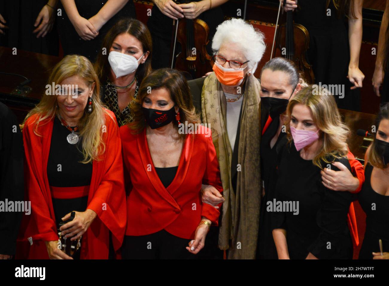 Palazzo Madama, Senato, Roma, Italie, novembre 25,2021, les sénateurs et les invités de l'événement.Au centre Maria Elisabetta Alberti Casellati, présidente du Sénat (L) et Liliana Segre, sénatrice à vie (R) pendant &#34;non à la violence, le cri des femmes&#34;.L'événement souhaité par le Président Casellati à l'occasion de la Journée contre la violence à l'égard des femmes.- nouvelles Banque D'Images